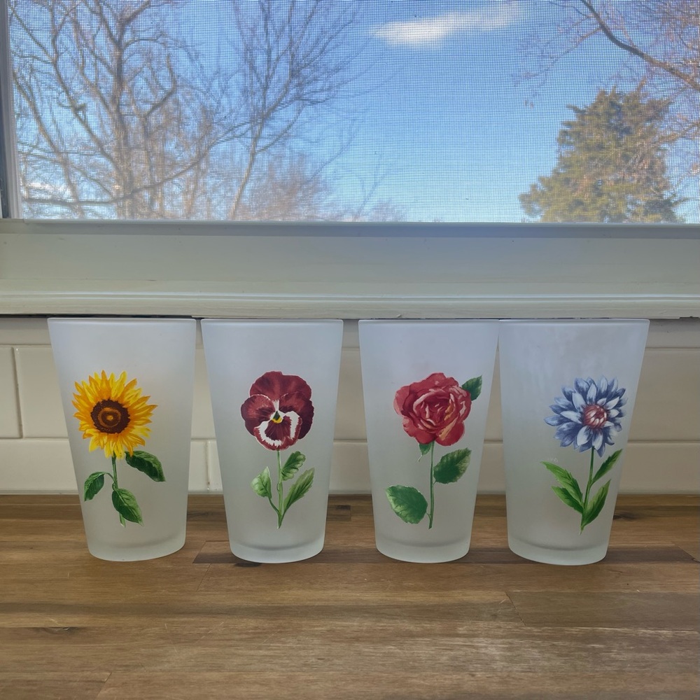 Set of 4 vintage frosted floral glass tumblers